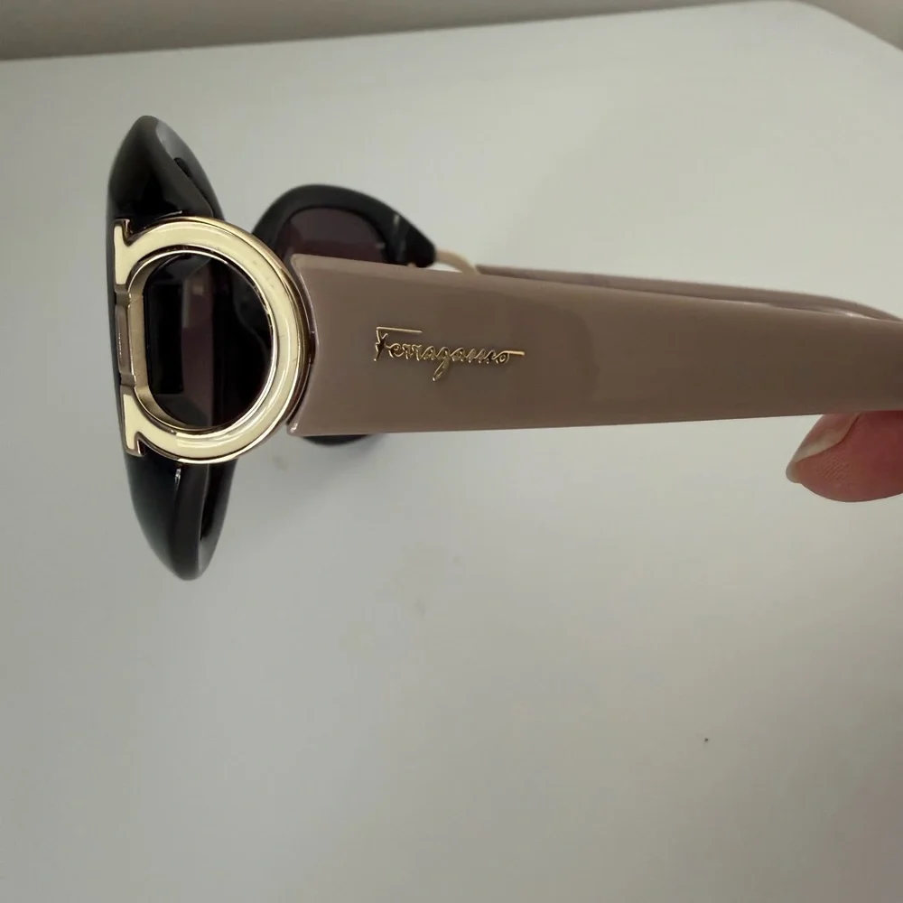 Ferragamo oversized black women’s sunglasses, NWOT - Picture 2 of 5